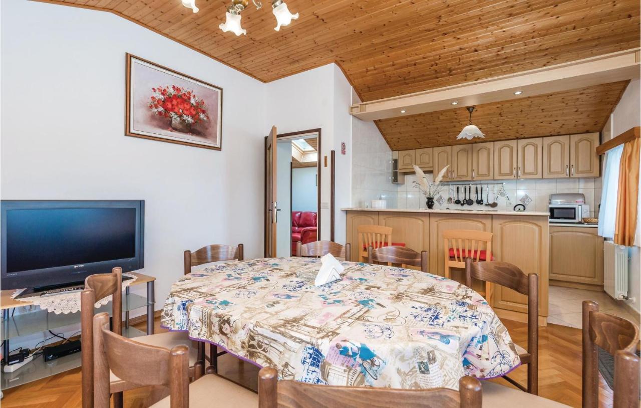 Beautiful Apartment In Brsec With Kitchen Extérieur photo